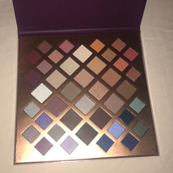 Eyeshadow palette - Picture 2 of 3